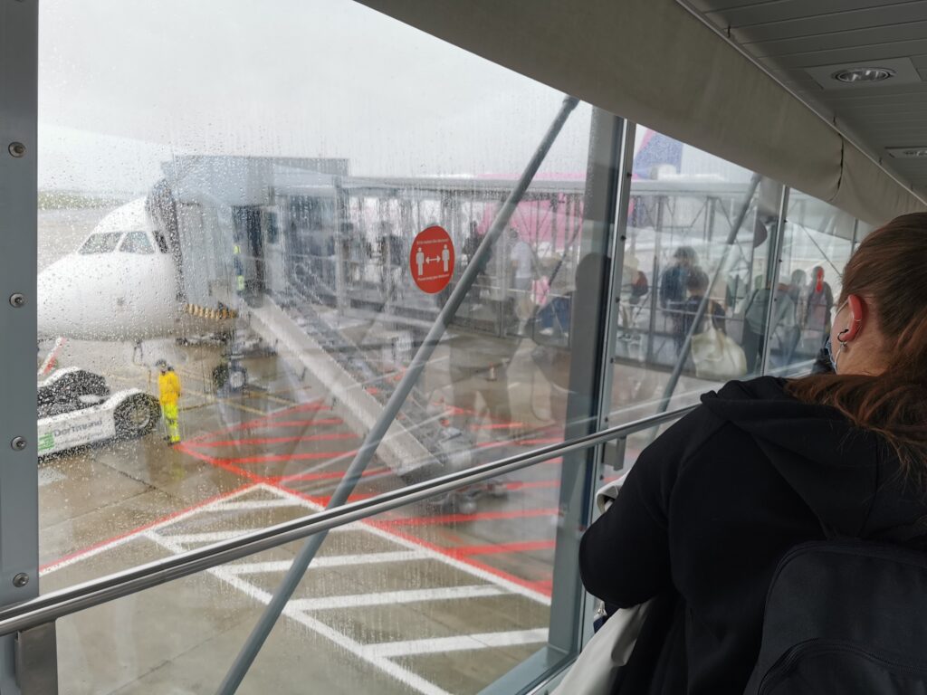 Abreise am Flughafen Dortmund bei Regen